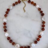 ΚΟΛΙΕ CARNELIAN RED ΜΕ ΗΜΙΠΟΛΥΤΙΜΟΥΣ ΛΙΘΟΥΣ