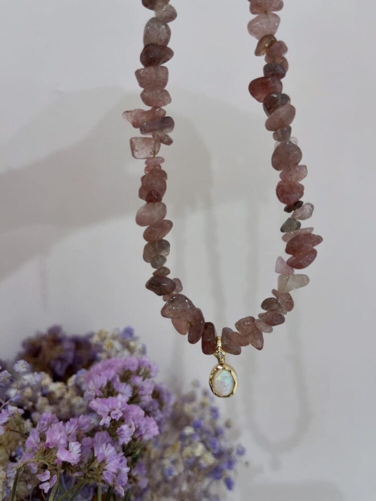 ΚΟΛΙΕ DARK PINK ΜΕ ΗΜΙΠΟΛΥΤΙΜΟΥΣ ΛΙΘΟΥΣ