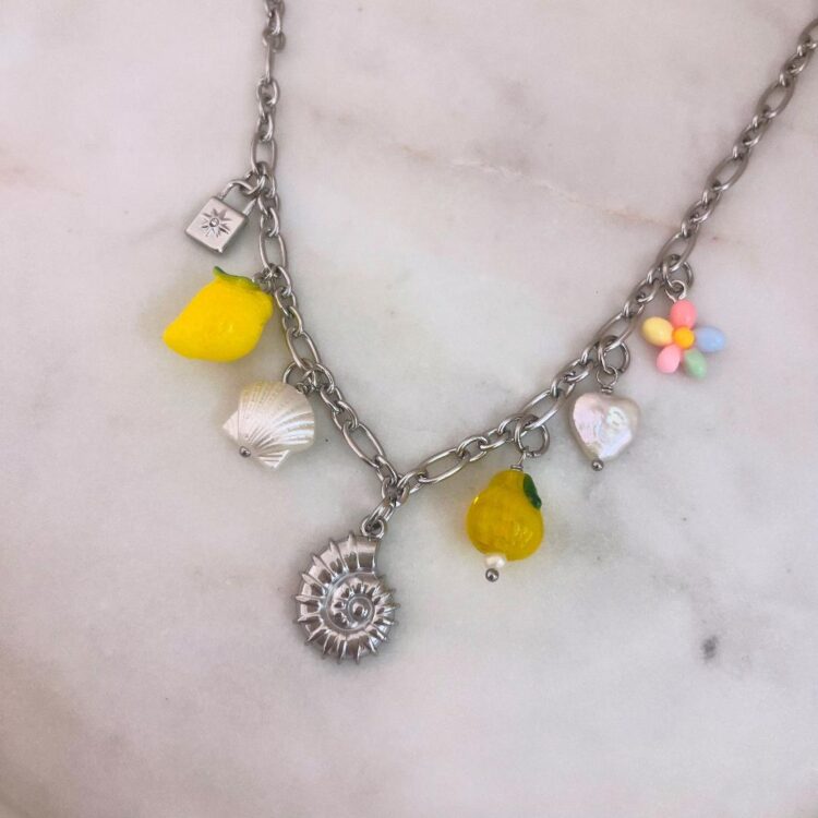 ΚΟΛΙΕ SUMMER IN YELLOW ΜΕ CHARMS ΑΠΟ ΑΝΟΞΕΙΔΩΤΟ ΑΤΣΑΛΙ