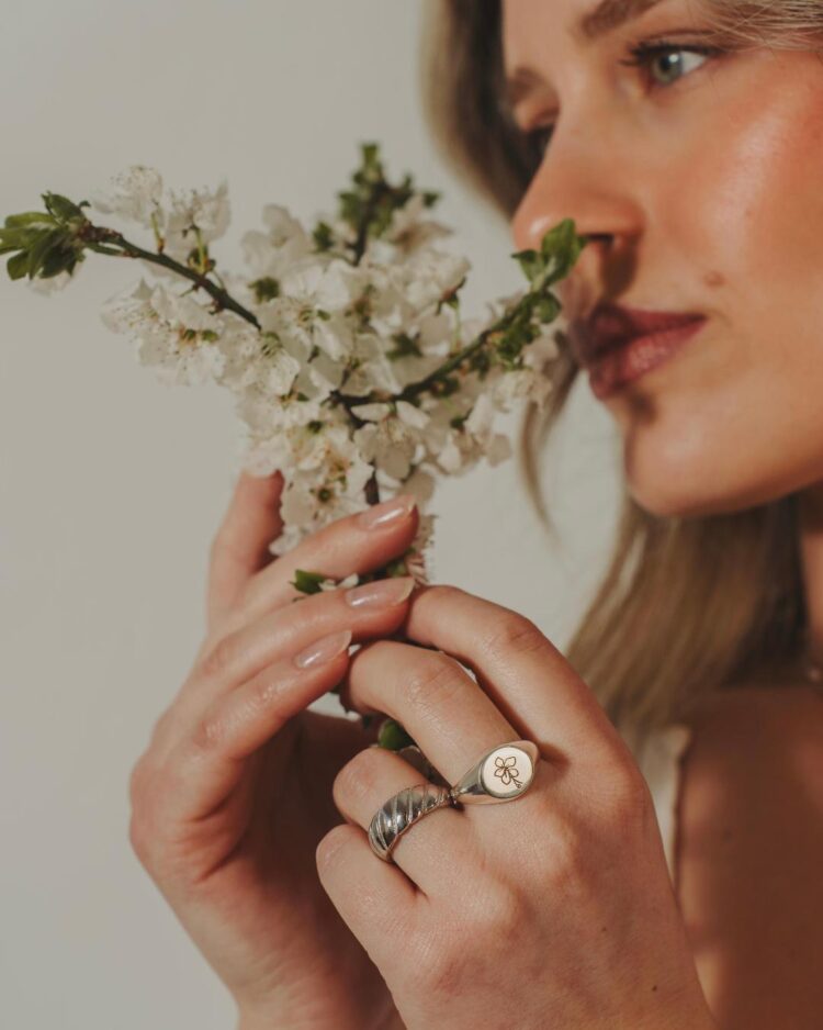 ΔΑΧΤΥΛΙΔΙ ΜΕ ΛΟΥΛΟΥΔΙ ΓΕΝΝΗΣΗΣ ΑΠΟ ΑΣΗΜΙ 925